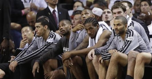 要不休息吧！华子第三节依然被伤病困扰 不断捂着自己受伤的位置（不如暂时休战？华子第三节仍受伤势困扰，频频捂着伤处）