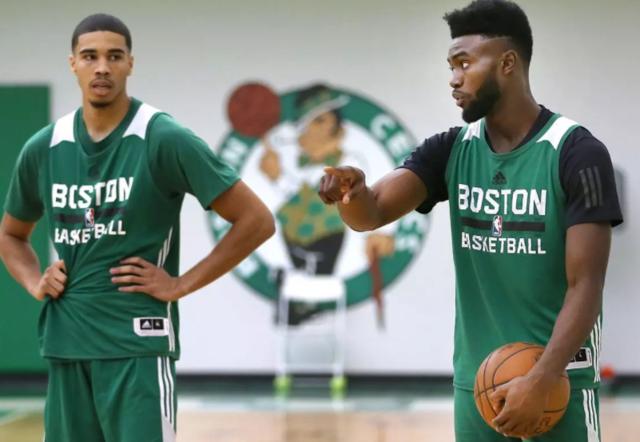 拉菲尼亚，备受关注，但他的信息很明确：“只有巴萨”（拉菲尼亚炙手可热，表态坚决：只为巴萨）