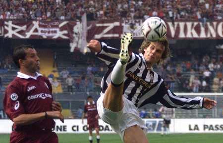 字母哥仅打3分钟伤退！雄鹿多点开花完成18分逆转捍卫主场（字母哥仅出战3分钟伤退，雄鹿群攻掀起18分大逆转守住主场）