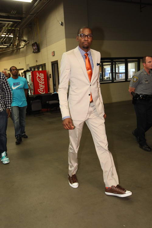 雷霆客战森林狼 哈滕出战 阿隆·维金斯出战成疑 杰林威缺阵（雷霆做客森林狼：哈滕确认出场，阿隆·维金斯成疑，杰林·威廉姆斯缺席）