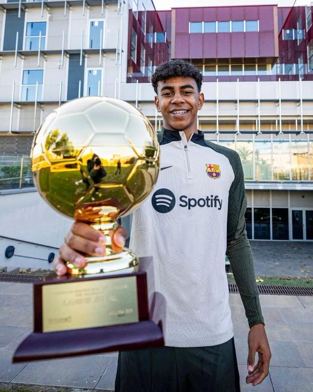 圣保罗总监：会在奥斯卡康复后再讨论未来，做事首先要人性化（圣保罗高层：奥斯卡伤愈后再谈去向，决策以人为本）