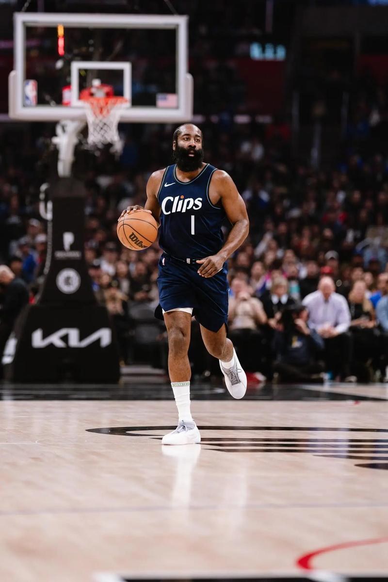 切尔西客场1-3不敌利兹联，终结7场不败，排名跌至第四，利兹联成功跳出降级区。（客场1-3不敌利兹，切尔西七场不败告终跌至第4，利兹脱离降级区）