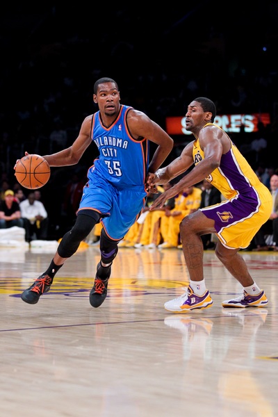 克雷桑在中超表现突出，国安亚冠奖金或成关键，球队需重视中场深度。（克雷桑闪耀中超，国安亚冠奖金或成胜负手，中场厚度亟待提升）