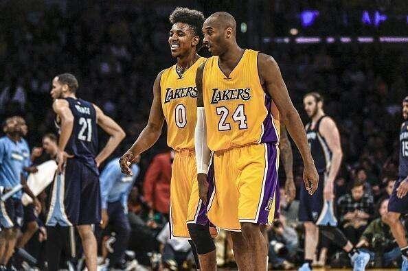 窒息防守！卡森·华莱士逼抢生断一个 可惜维金斯空接超时了（铁血防守！卡森·华莱士逼抢断球，维金斯空接因超时判无效）