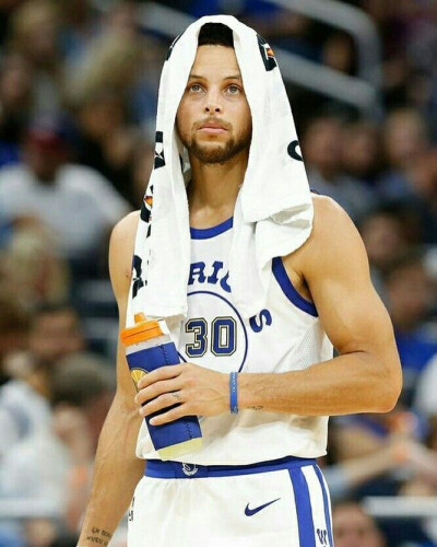 湖人本赛季2弊端尽快改吧！防守纯送，角色球员给不到任何帮助！（湖人本季两大短板亟待修正：防守形同虚设，角色球员贡献寥寥）