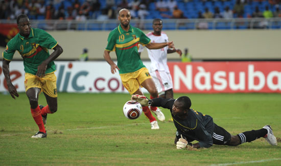 斯玛特命中8记三分，追平湖人队史替补球员三分球记录（斯玛特轰进8记三分，追平湖人替补单场三分纪录）