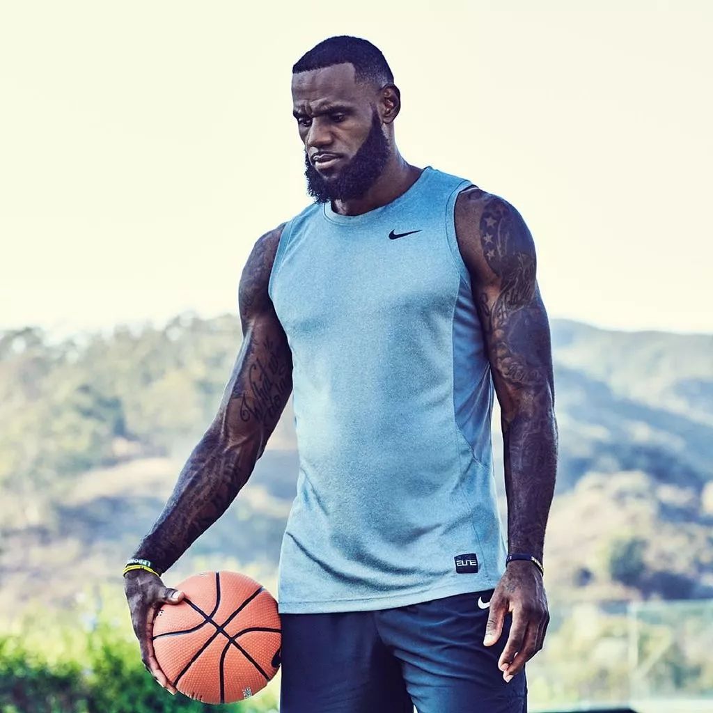 韦德：库里的影响力不仅在比赛上，还有文化和球鞋这些领域（韦德称库里影响力已超越赛场，延伸至文化与球鞋领域）