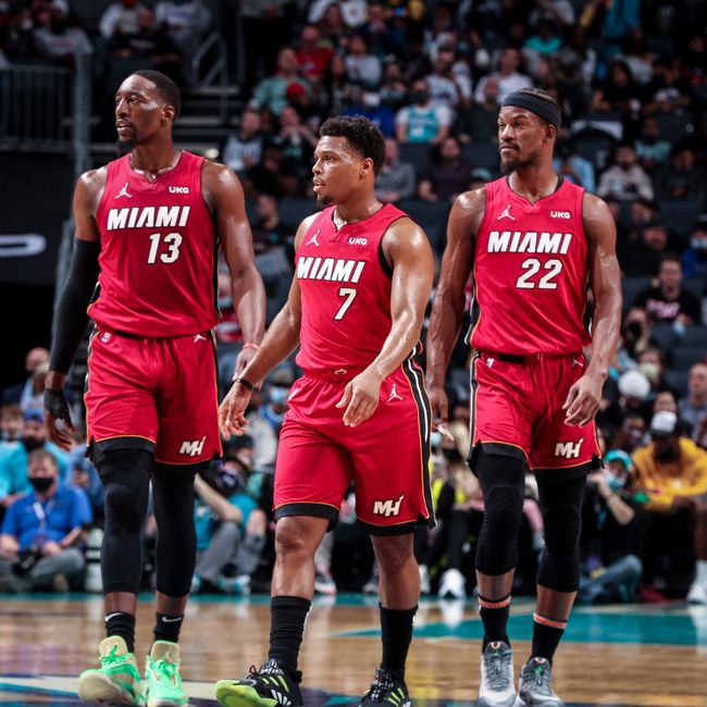 足球曼联新援首秀即破门，球迷高呼：值了！（曼联新援处子秀就进球，球迷直呼：值回票价！）