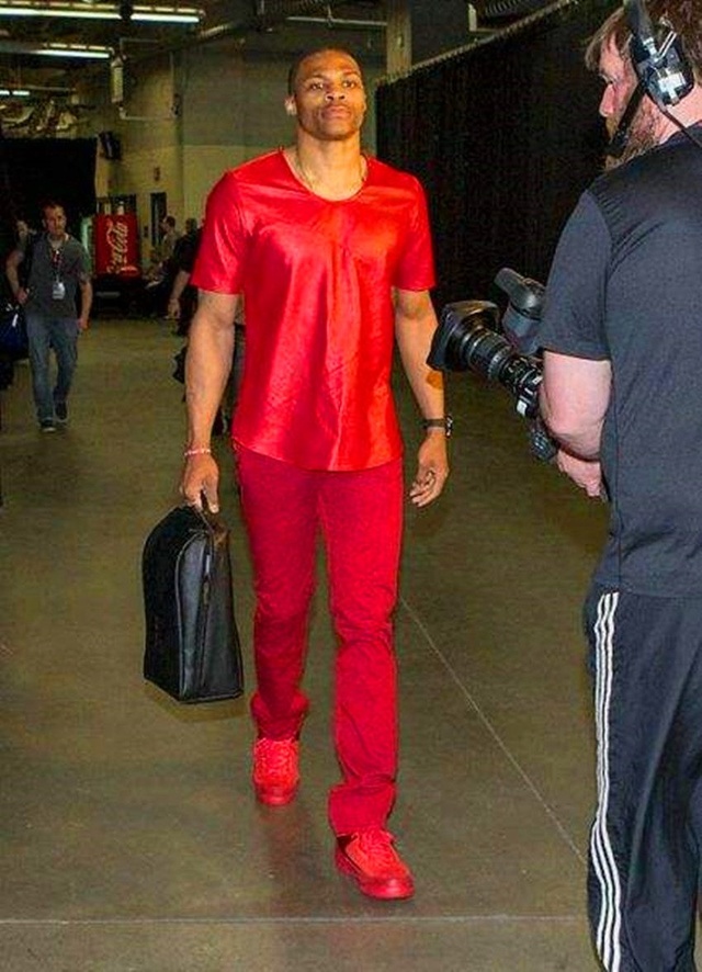 克莱重返大通中心受欢呼，库里两度主动致意（克莱重返大通中心引爆欢呼，库里两次主动致意）