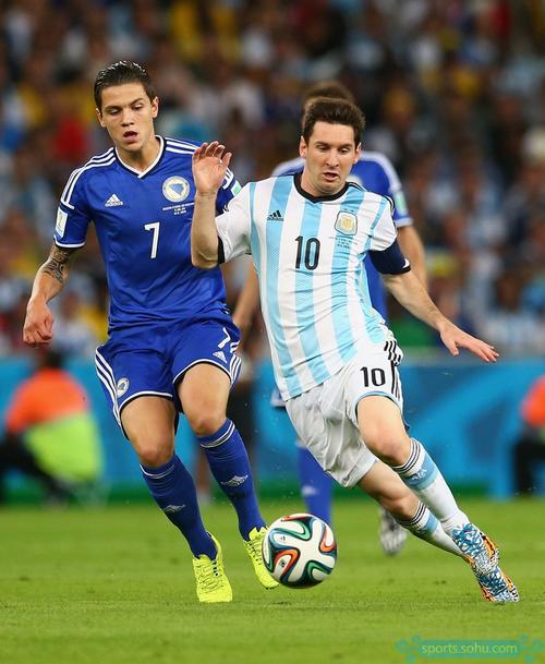 中国队以6战6胜战绩击败韩国、法国，王楚钦三战全胜，赛后坦言累，网友调侃其“铁人三项”。（中国队六连胜击退韩法，王楚钦三战全胜赛后直言疲惫，网友笑称“铁人三项”）