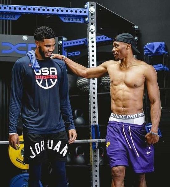 足球评论员兼作家，退役后的克拉默已在创作个人第二部小说（克拉默退役后身兼足球评论员与作家，正着手创作第二部小说）