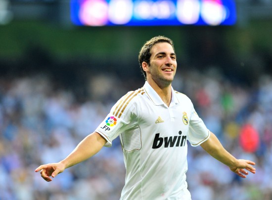 记者：拜仁考虑通过引进巴莱巴以顶替去向未明的格雷茨卡（记者称拜仁考虑引进巴莱巴，顶替去向未定的格雷茨卡）